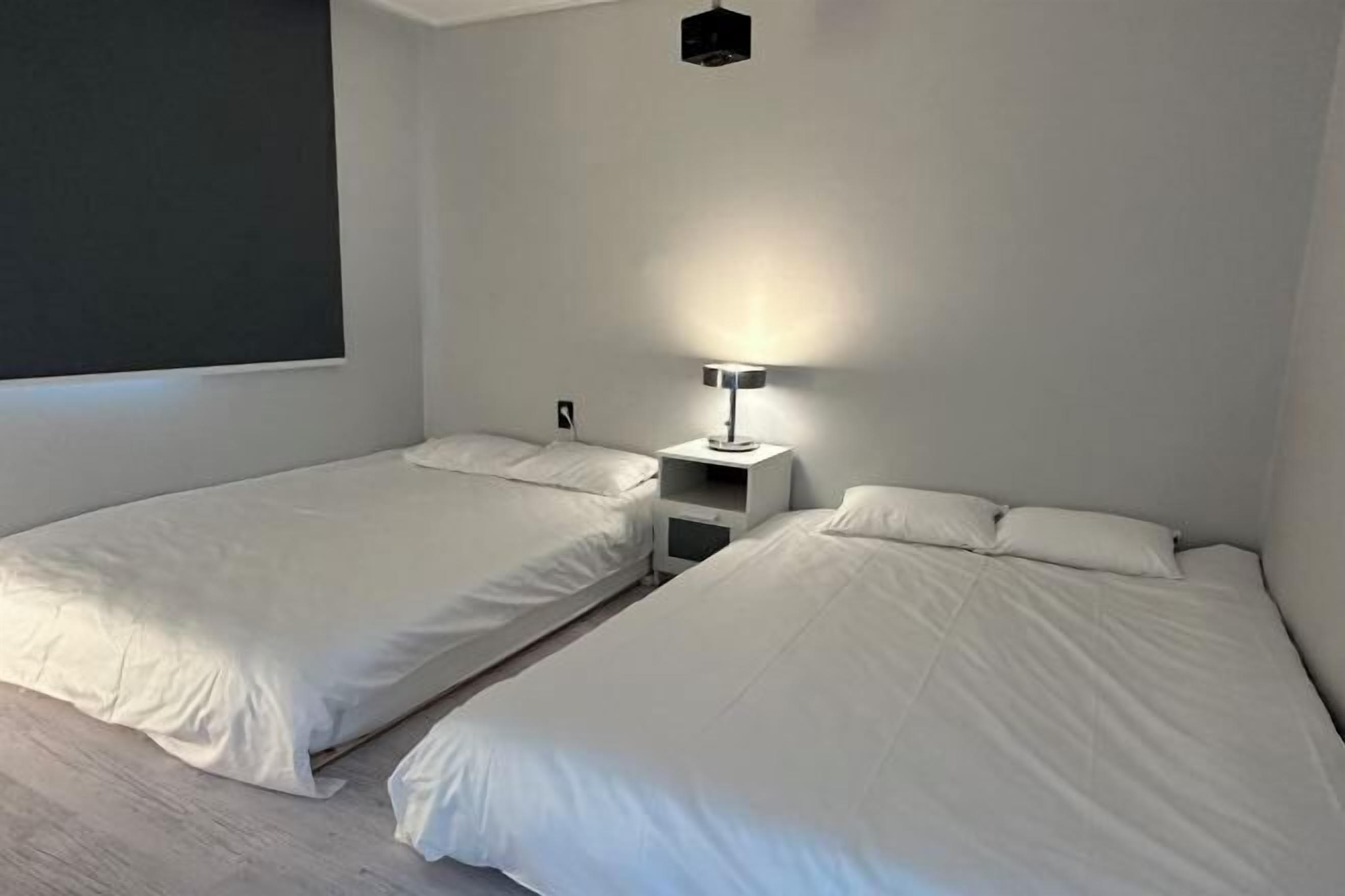 Skrivebord for bærbar PC og wi-fi (inkludert)