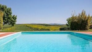 A rectangular swimming pool with clear blue water, surrounded by a red brick deck. - Flat with swimming pool and air conditioning (Peccioli)