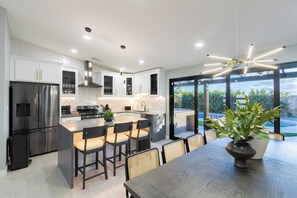 Coffee/tea maker, fridge, microwave, oven - Calypso by AvantStay | Entertainer’s Paradise | Pool, Hot Tub, Putting Green (Indio)