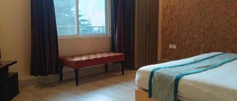 Deluxe Double Room, Marina View | Soundproofing, iron/ironing board, free WiFi