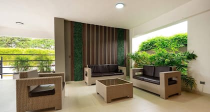 Dream Stay - Pool & Gym - 10min Airport & Homs