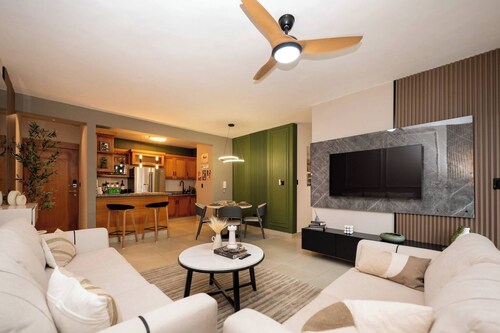 Dream Stay - Pool & Gym - 10min Airport & Homs