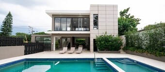 Dream Stay - Pool & Gym - 10min Airport & Homs