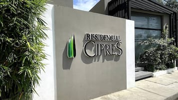Apartment, 3 Bedrooms, Smoking, Balcony | Property entrance