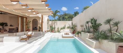 Hồ bơi ngoài trời