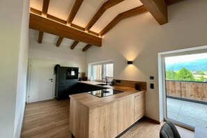 Réfrigérateur, un four, surface de cuisson, lave-vaisselle