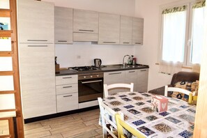 Frigorífico, horno, placa de cocina y cafetera o tetera