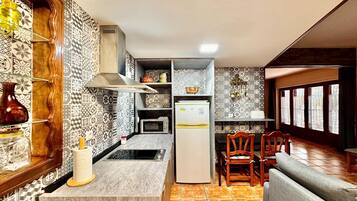 Een koelkast, een microgolfoven, een kookplaat