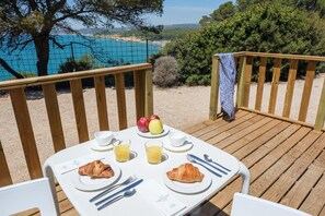 Outdoor dining - Mobile Home Tarragona by Beach & Nature Reserve (Taragona)