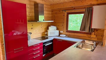 Coffee/tea maker, fridge, dishwasher, cookware/dishes/utensils