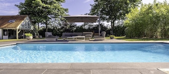 Une charmante maison de vacances avec piscine.