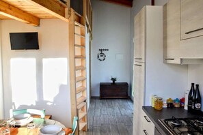 Fridge, oven, stovetop, coffee/tea maker - Apartment in Marche with Pool near Adriatic (Lampedona)