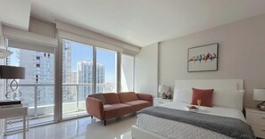 Tabla de planchar con plancha, cuna de viaje, wifi y ropa de cama