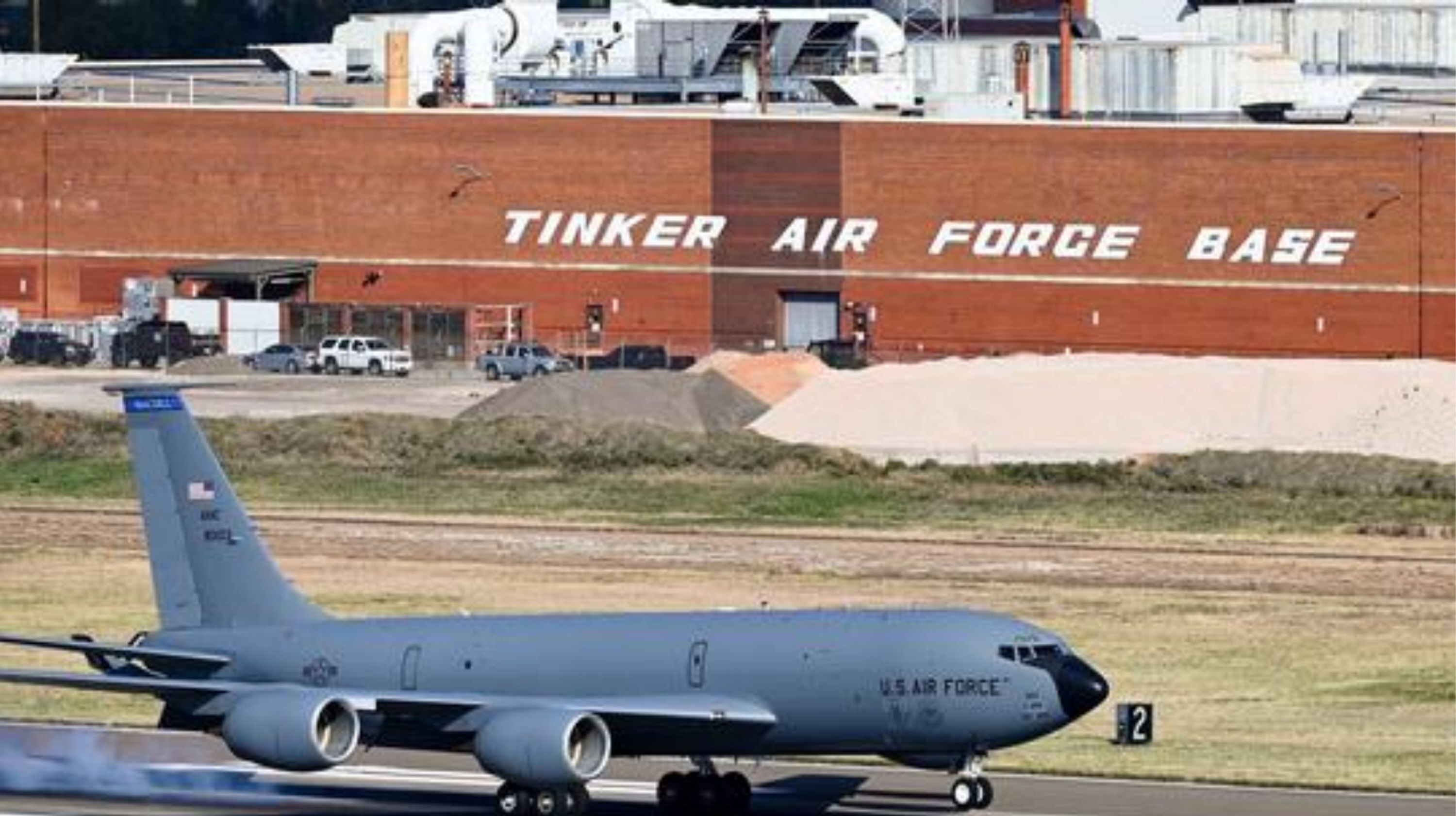 Un grande aereo militare presso la Tinker Air Force Base.