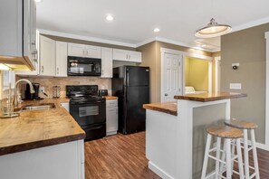 雪櫃、微波爐、焗爐、爐具