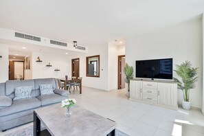 Smart TV - 1BR with Pool, Gym, Near Burj Khalifa & Dubai Mall (Dubai)