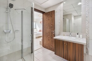 Shower, hair dryer, bidet, towels - 1BR with Pool, Gym, Near Burj Khalifa & Dubai Mall (Dubai)