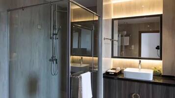 Comfort Chalet, Hill View | Bathroom | Hair dryer, towels, shampoo, toilet paper