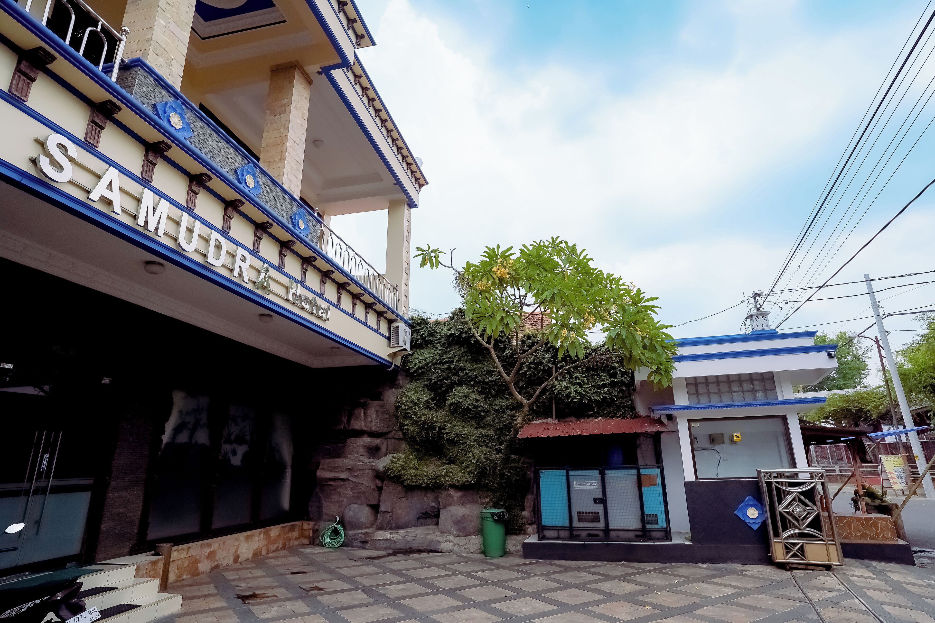 A building with a sign reading "SAMUDRA."