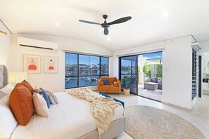 3 bedrooms, travel cot, free WiFi, bed sheets - Villa Utopia on the Marina | 3 Bed, 3 Bath by Tropical BNB (Stuart Park)