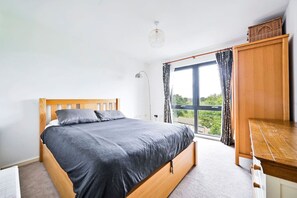 2 bedrooms, desk, iron/ironing board, WiFi