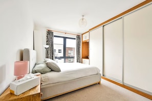 2 bedrooms, desk, iron/ironing board, WiFi