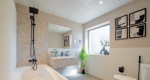 Asciugamani, sapone, shampoo, carta igienica