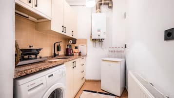 Superior Studio Suite | Private kitchen | Mini-fridge, oven, stovetop, cookware/dishes/utensils