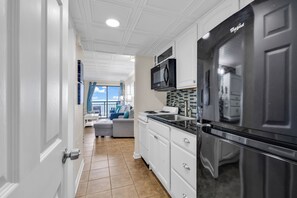 特色公寓客房, 1 間臥室, 廚房, 海景 | 私人廚房 | 咖啡機/沖茶器、烤麵包機、餐桌