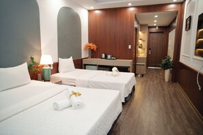 Deluxe Double or Twin Room | Desk, blackout drapes, free WiFi