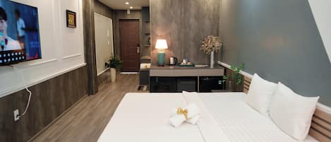 Deluxe Double Room | Desk, blackout drapes, free WiFi