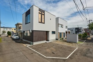 مواقف سيارات مجانية