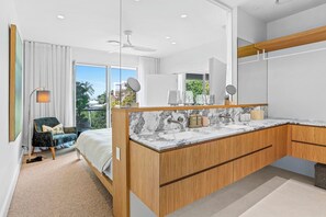 Shower, hair dryer, towels - Luxurious Ocean View Penthouse (Sunshine Beach)