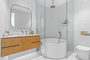 Dusche, Haartrockner, Handtücher
