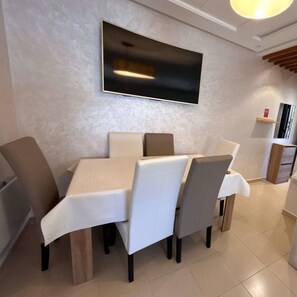 Apartment, 2 Bedrooms, Accessible, Mountain View | Dining