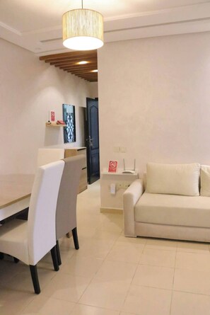 Appartement, 2 chambres, accessible aux personnes à mobilité réduite, vue sur la montagne | Salle de séjour