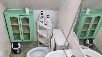 Deluxe Double Room, Courtyard View (non-Korean nationals only) | Bathroom | Shower, free toiletries, hair dryer, towels