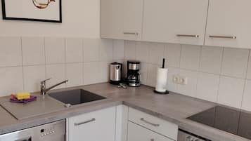 Jääkaappi, uuni, liesi, astianpesukone