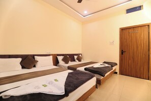 Phòng đôi Deluxe | Bộ đồ giường cao cấp, bàn, truy cập Internet không dây miễn phí