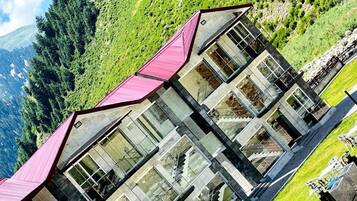 Vista frontal de la propiedad