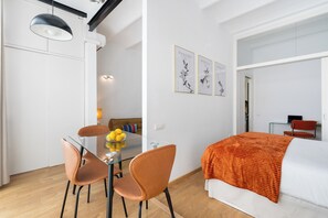 1 habitación, tabla de planchar con plancha, wifi gratis y ropa de cama 