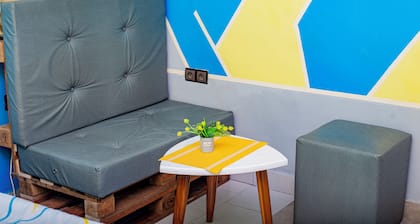 5 minutes from restaurants and bus stations! Furnished apartment with kitchenette