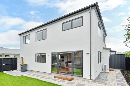 Brand-new, townhouse - walking distance to Westfield Mall