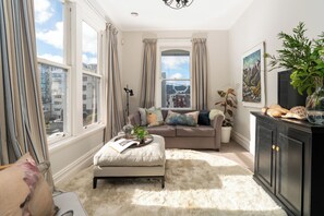 Smart TV, books - City-Center Gem: Historic House with Modern Comfort! (Wellington)