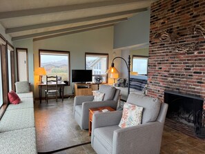 Smart TV, fireplace, stereo
