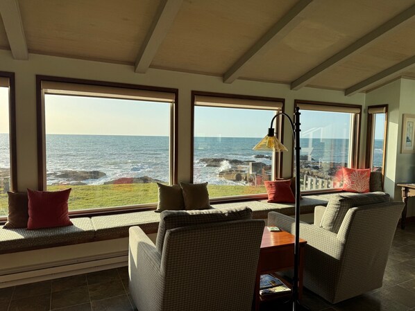 Interior - NEW LISTING! Fantasea! Enjoy dramatic crashing waves, fireplace, dog friendly! (Yachats)