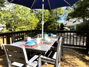 Outdoor dining - New! Sandy Point-Private beach/Dog Friendly (Eastham)