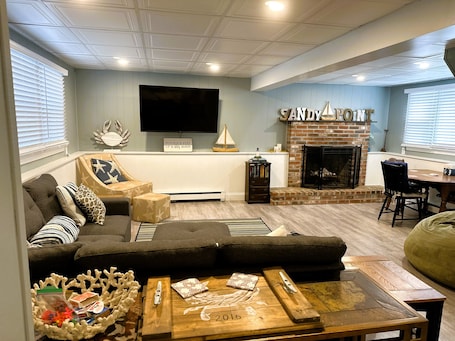 Smart TV. New! Sandy Point-Private beach/Dog Friendly