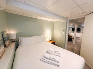 4 bedrooms, iron/ironing board, free WiFi, bed sheets - New! Sandy Point-Private beach/Dog Friendly (Eastham)