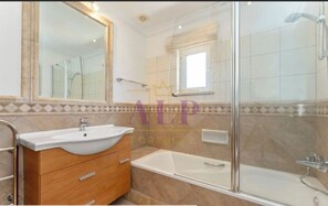 Dusche, Haartrockner, Bidet, Handtücher